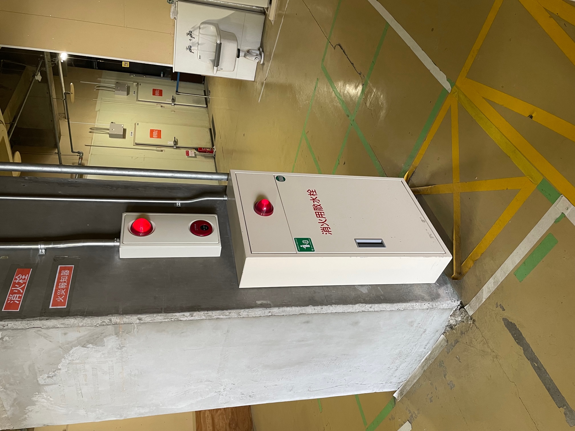 実際の消火用散水栓。扉を開くとホースが入っています。
