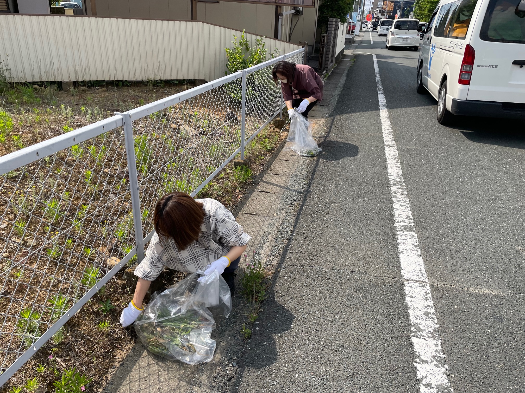 道路沿いにはたくさんのゴミが……