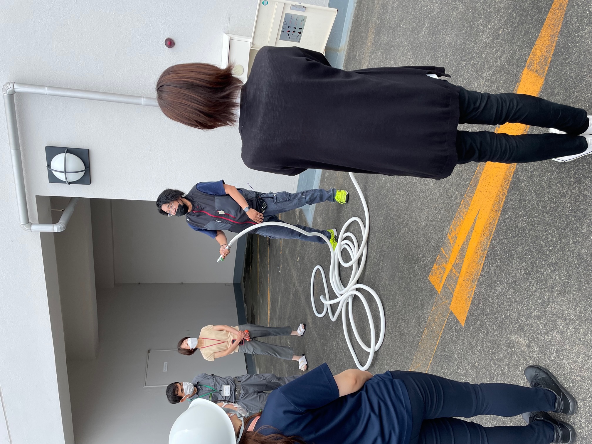 防火設備の専門家にお越しいただき、消火用散水栓の使い方を
教えていただきました。
