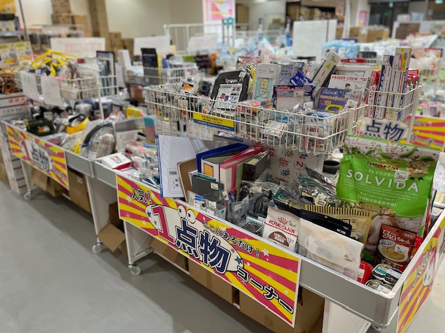 大人気の「1点物コーナー」。
釣り具や工具、文具に家電などなどありとあらゆる一点物が並んでいます。
お宝が眠っているかも！