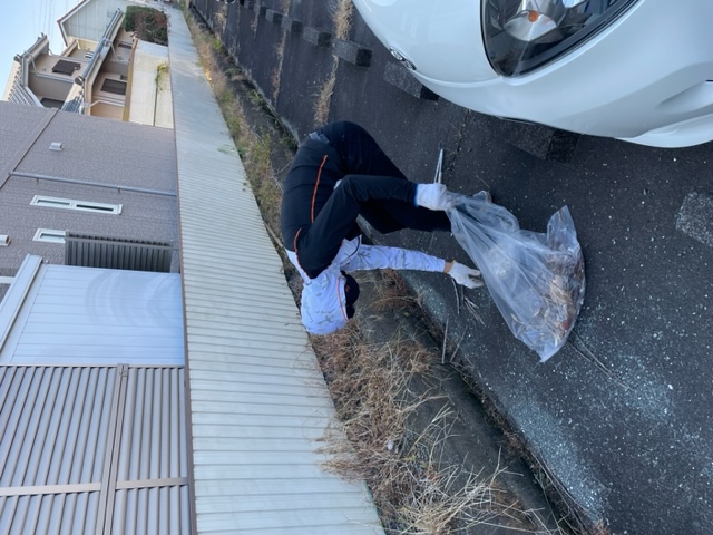 ゴミが多い箇所を重点的に清掃します。