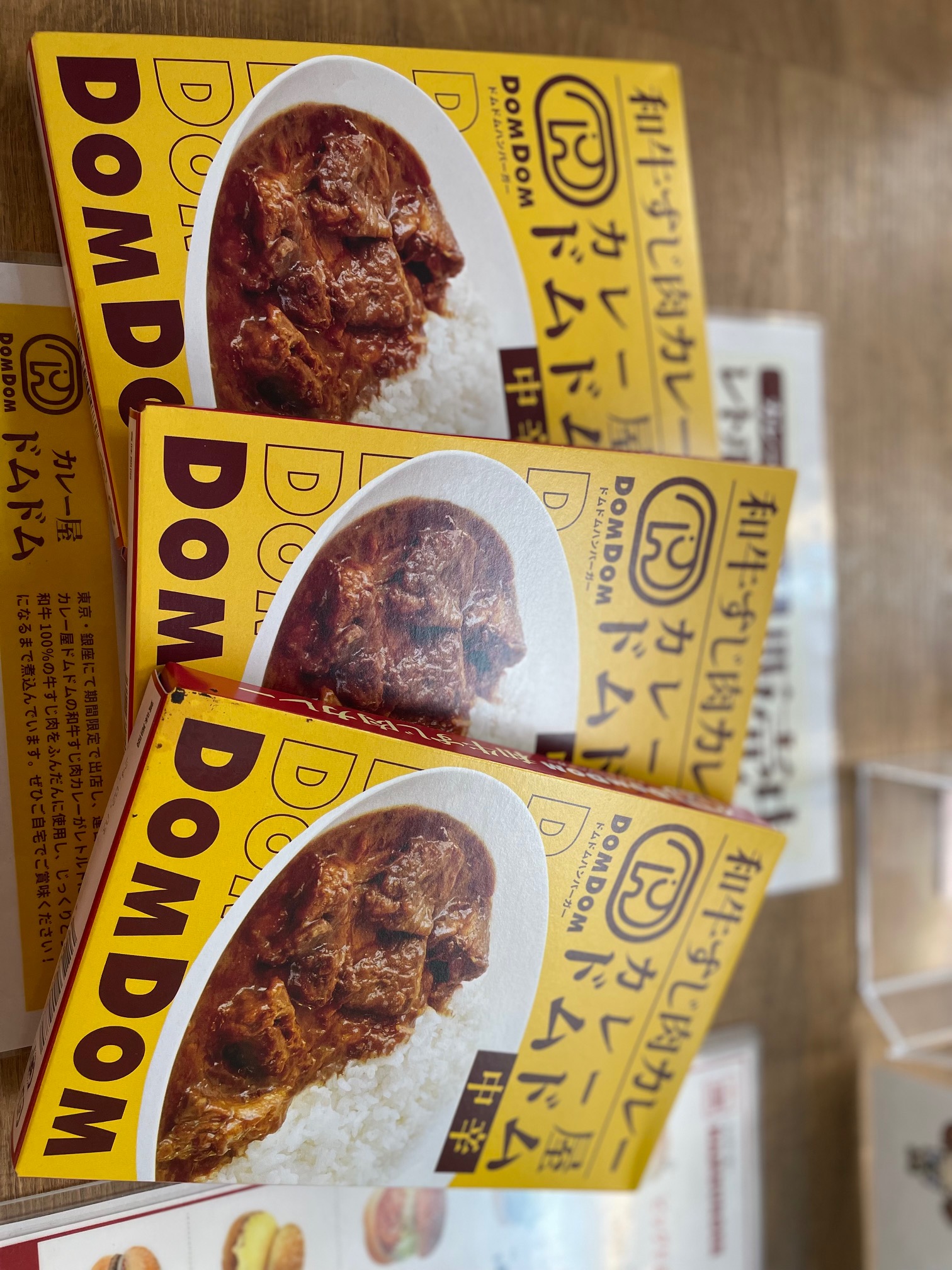 ドムドムハンバーガーのレトルトカレー『和牛すじ肉カレー』発売中!