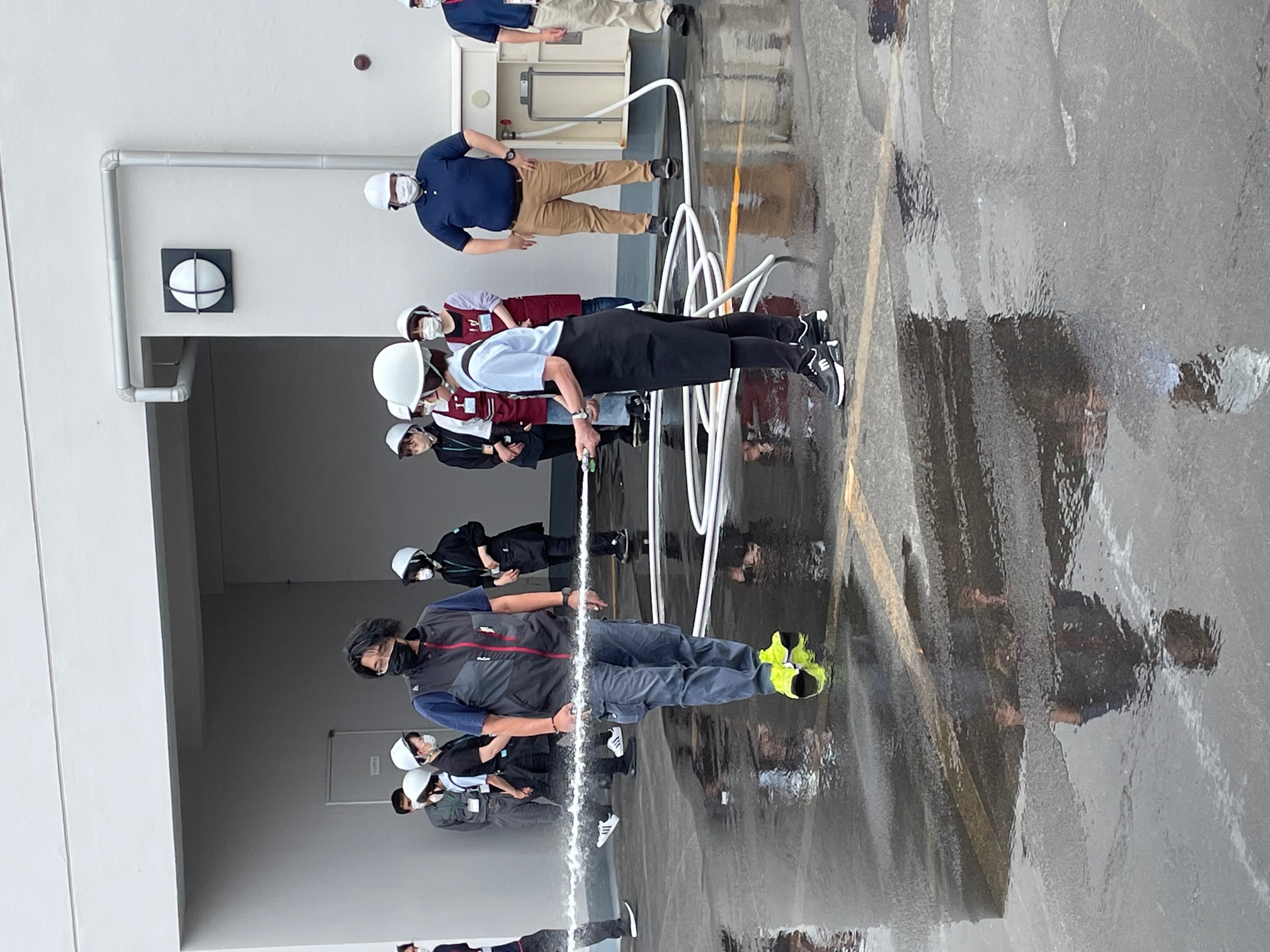 消火用散水栓は女性一人でも簡単に操作が可能。