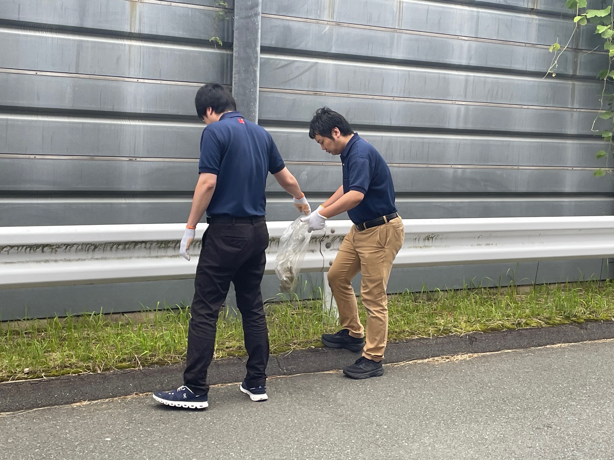 高速道路沿いはポイ捨てされたゴミが散見された。