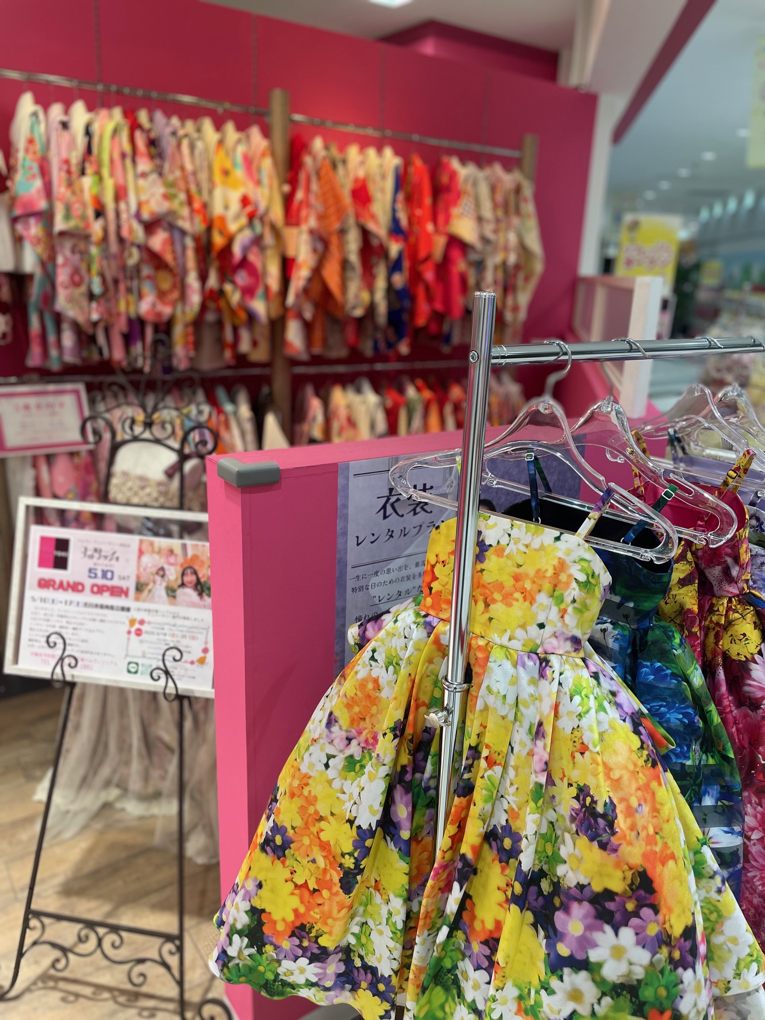 店内には300点以上の衣装が並ぶ