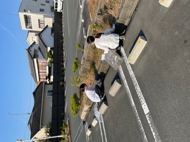 溝に落ちているゴミも丁寧に取り除きます。