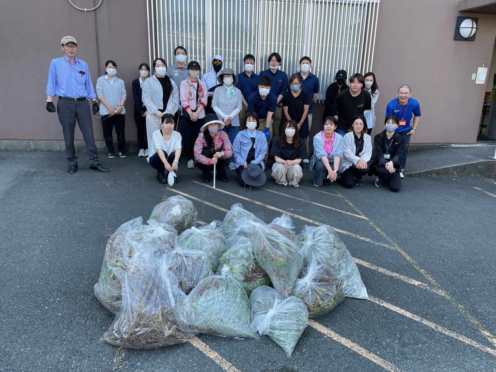 みんなで駐車場や外周のお掃除を行いました。