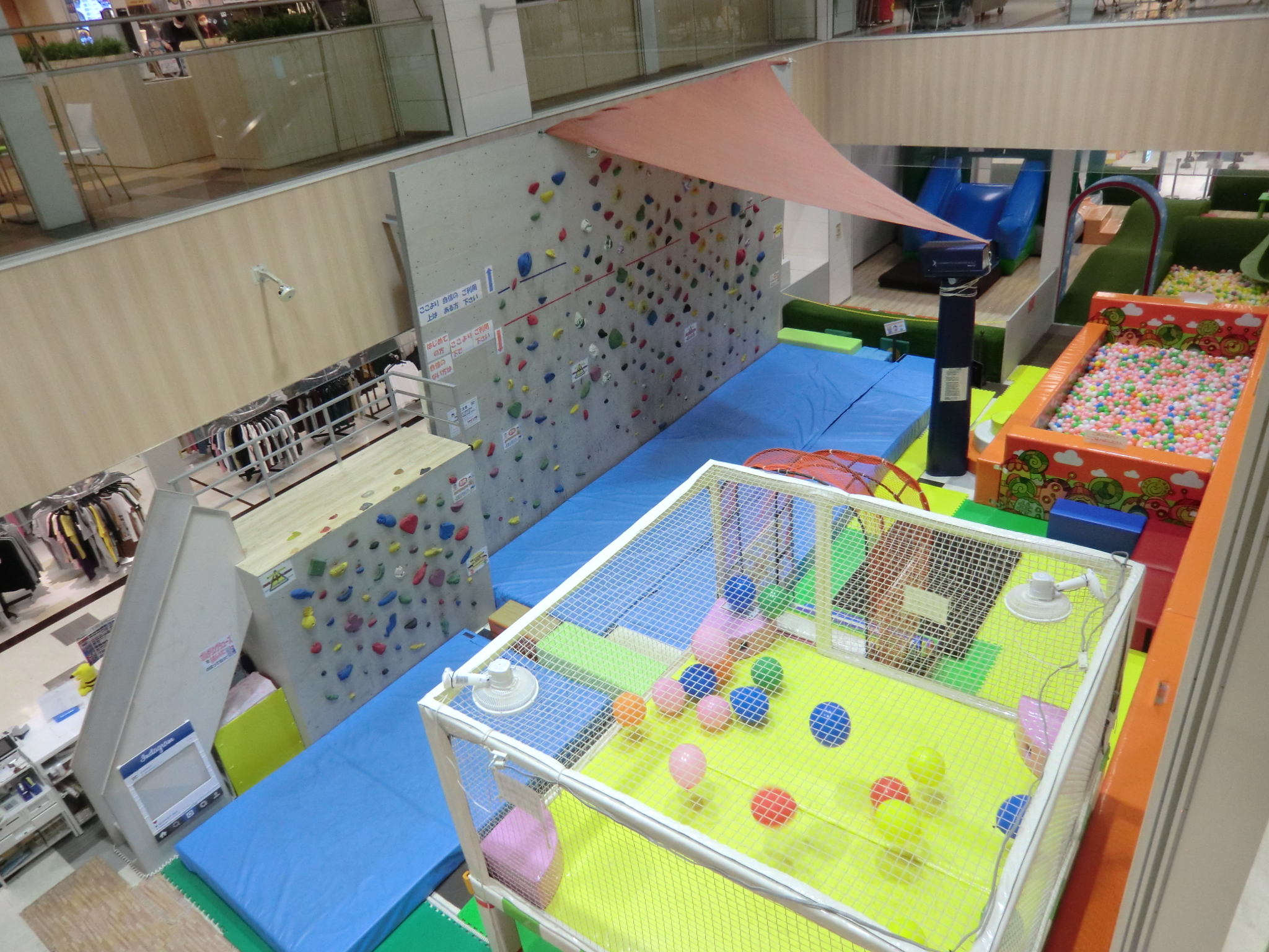 キッズパークのど真ん中にそびえたつ「ボルダリングスペース」は思わず大人も登りたくなる人気の遊具です。